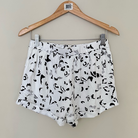 Saltwater Luxe Animal Print Cuffed Dress Shorts - Picture 6 of 9